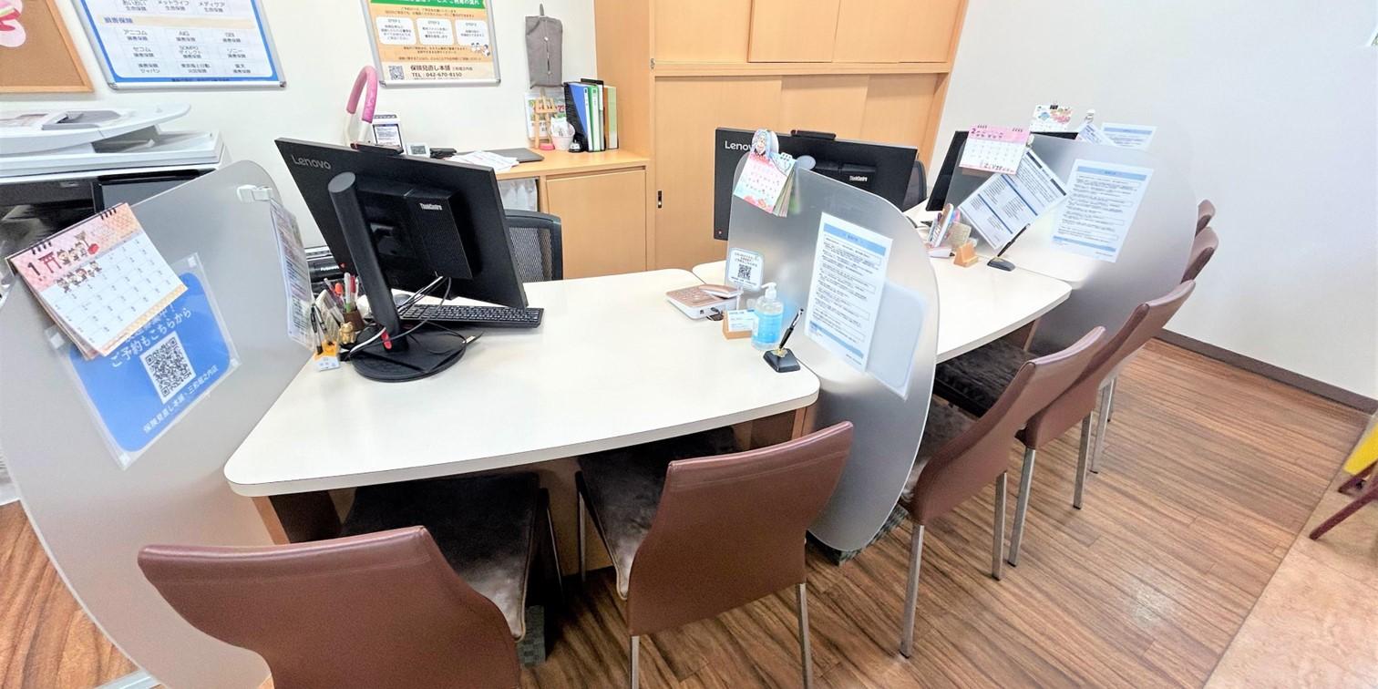 堀之内駅・南大沢駅周辺の保険相談・保険見直しを行う店内の相談スペース